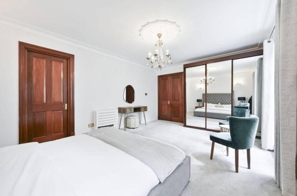 Postel nebo postele na pokoji v ubytování CARLTON COURT - MAYFAIR