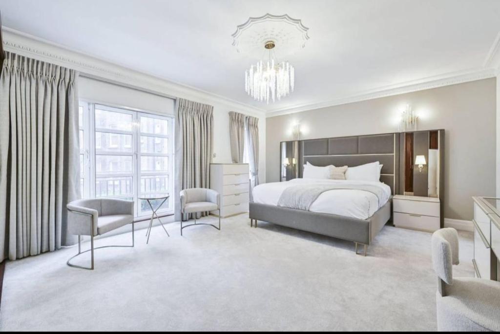 Postel nebo postele na pokoji v ubytování CARLTON COURT - MAYFAIR