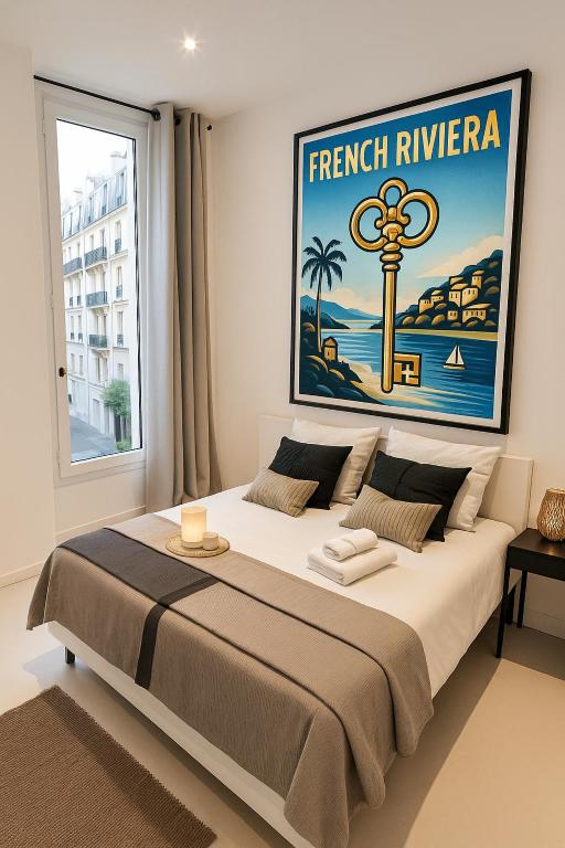 une chambre avec un grand lit avec une affiche sur le mur dans l'établissement FRGK 