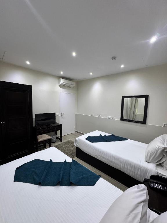 Postel nebo postele na pokoji v ubytování New Star Zamalek Hotel