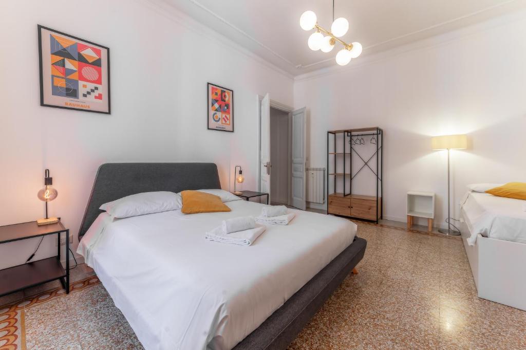 a bedroom with a large white bed in a room at Elegant Apartments Palumbo in Rome