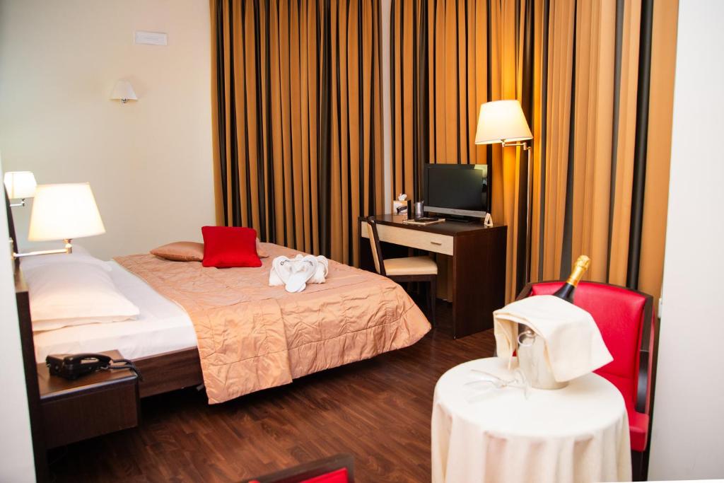 Ένα ή περισσότερα κρεβάτια σε δωμάτιο στο Gullo Hotel