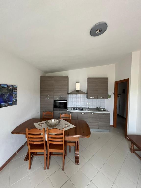 a kitchen and dining room with a table and chairs at Casa Giuli in Villasimius