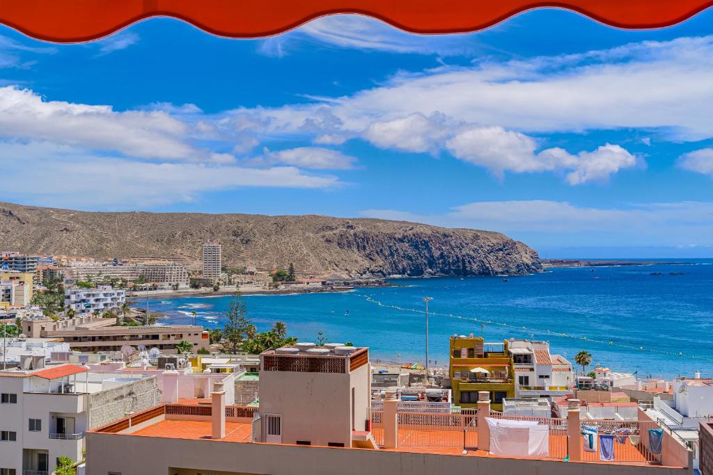 Ocean view 2bedroom apartment in Los Cristianos, Heated pool, 3 minutes to beach