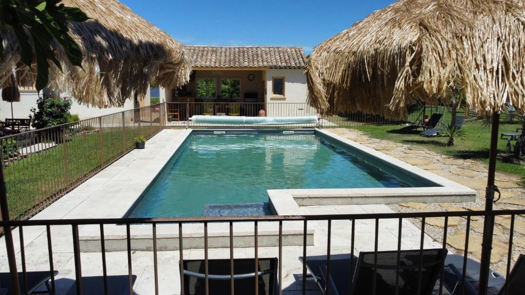 Photo de la galerie de l'établissement Location 2 pers cuisine d'été le Faré Tchanqué parking gratuit sur place, à Cavaillon