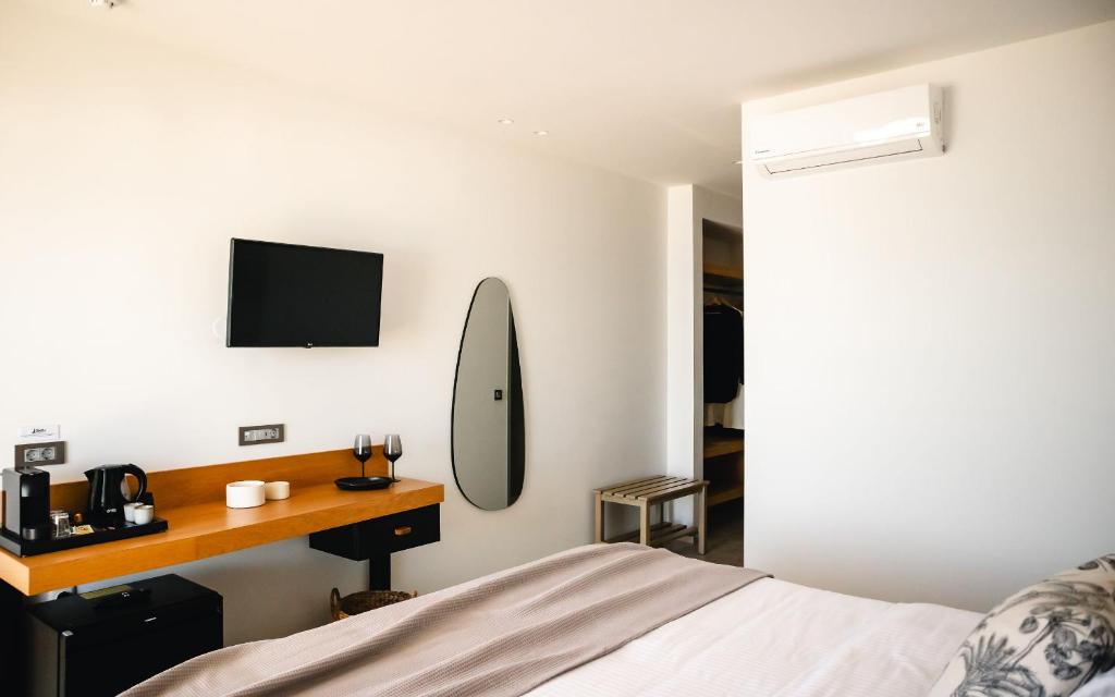 Telewizja i/lub zestaw kina domowego w obiekcie Batis Beach Hotel