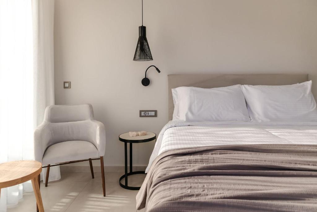 Łóżko lub łóżka w pokoju w obiekcie Batis Beach Hotel