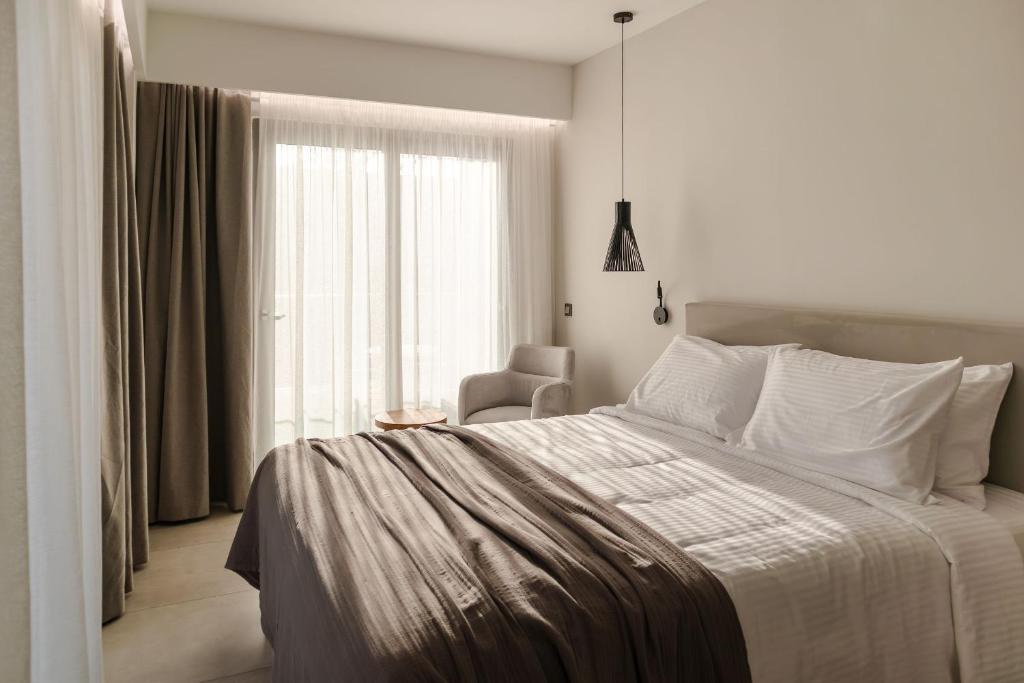 Łóżko lub łóżka w pokoju w obiekcie Batis Beach Hotel