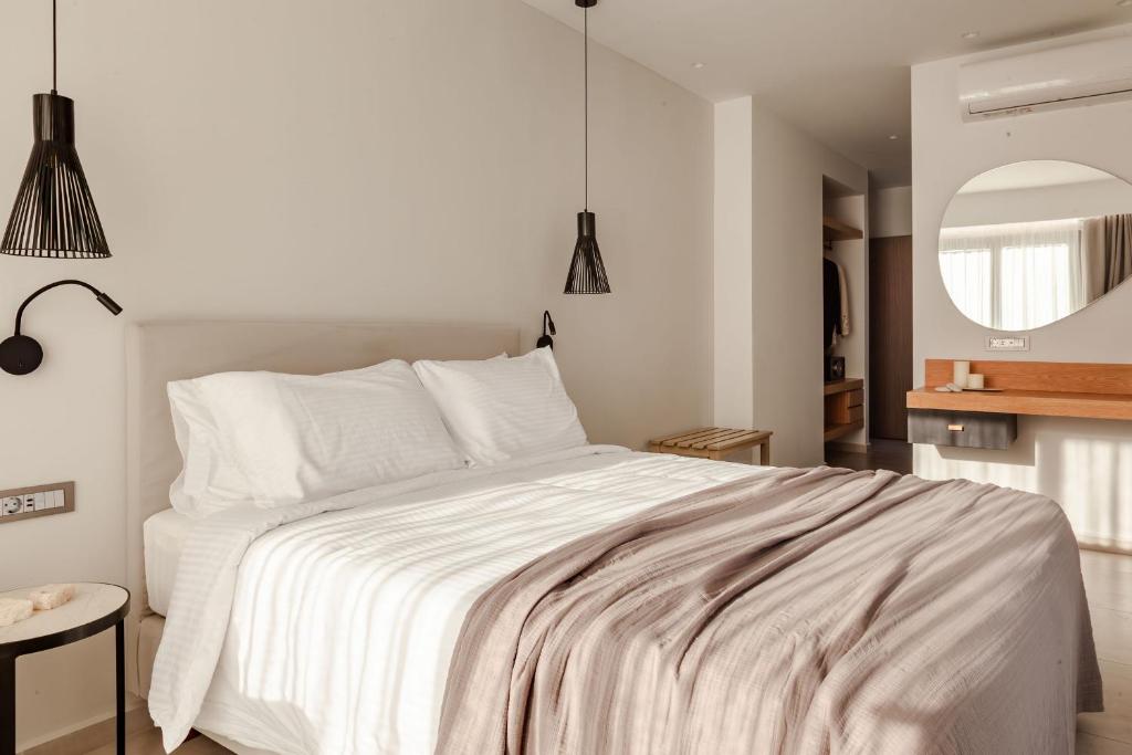 Łóżko lub łóżka w pokoju w obiekcie Batis Beach Hotel