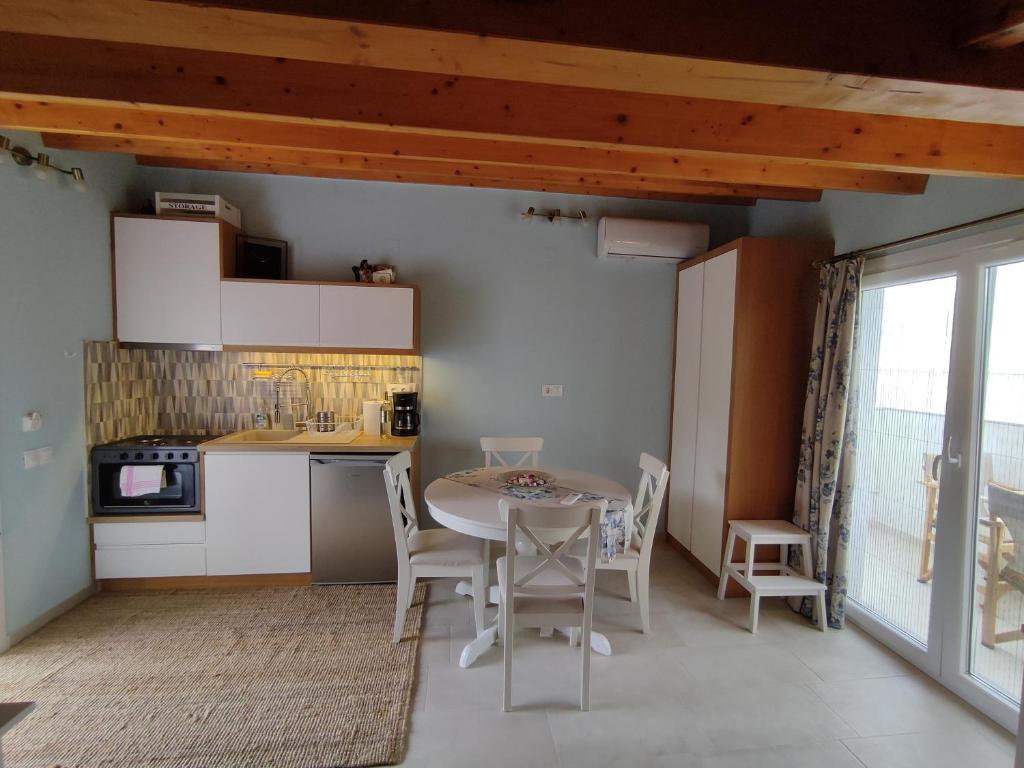 Kuchyň nebo kuchyňský kout v ubytování Nereides Suites