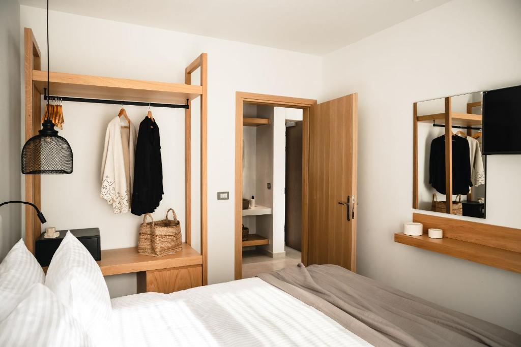 Łóżko lub łóżka w pokoju w obiekcie Batis Beach Hotel