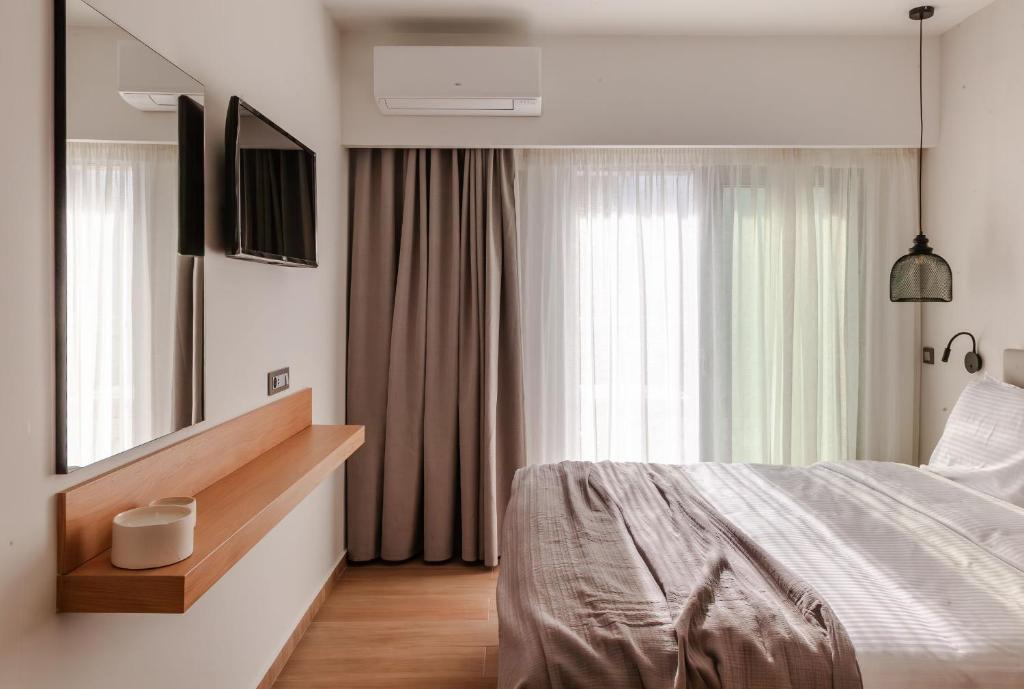 Łóżko lub łóżka w pokoju w obiekcie Batis Beach Hotel