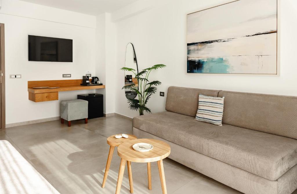 Telewizja i/lub zestaw kina domowego w obiekcie Batis Beach Hotel