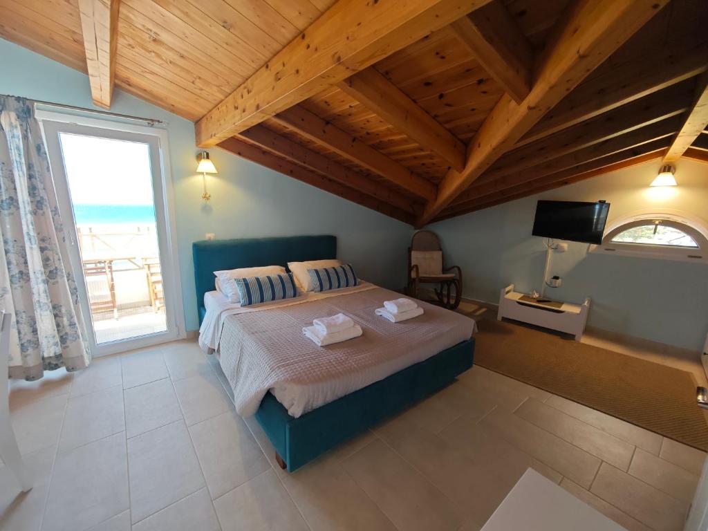 Postel nebo postele na pokoji v ubytování Nereides Suites