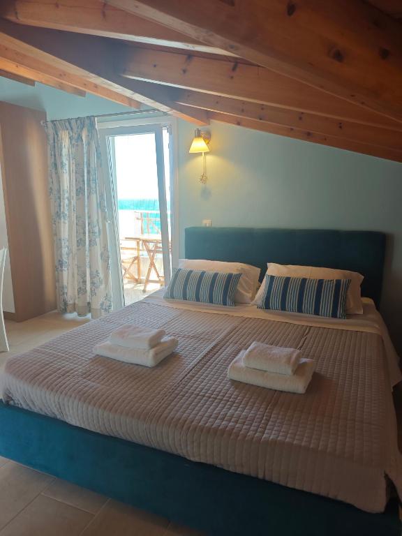 Postel nebo postele na pokoji v ubytování Nereides Suites