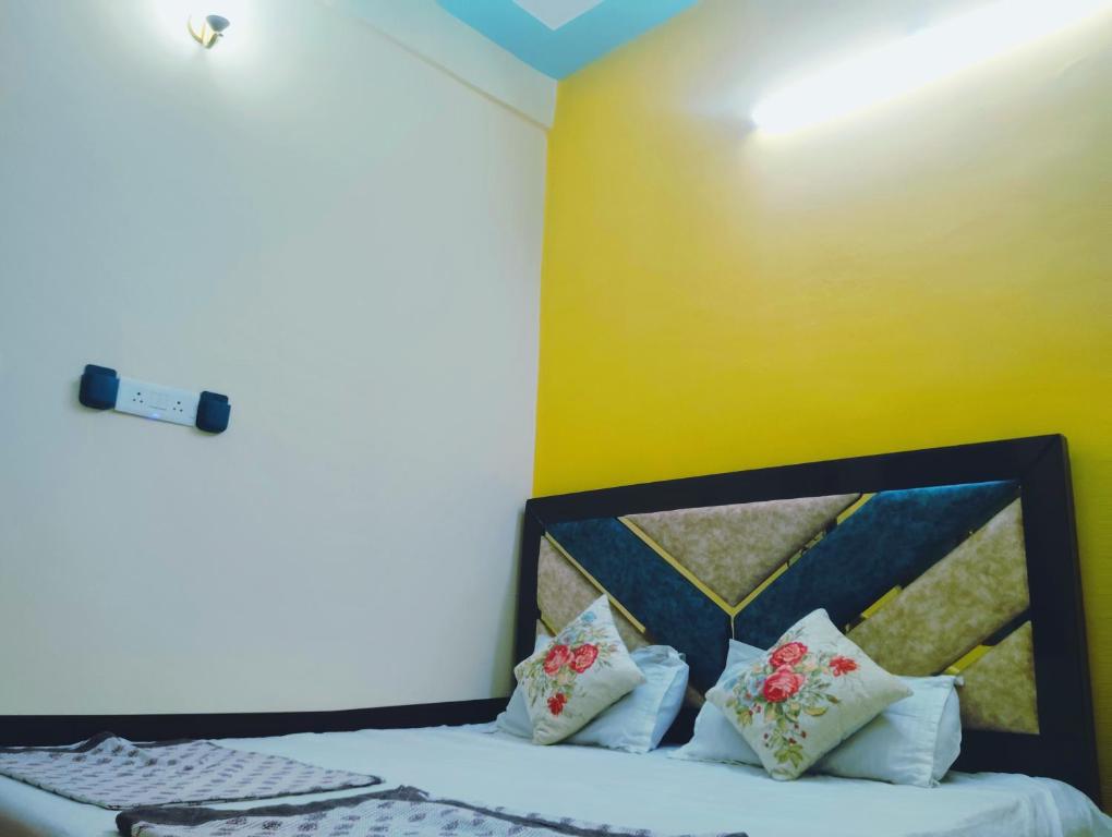 Postel nebo postele na pokoji v ubytování "Om Sadan" Guest House Ayodhya Dhaam