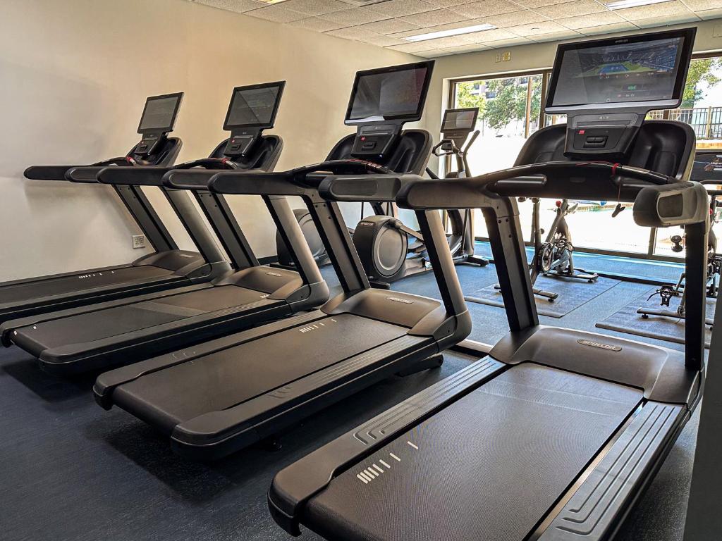 Fitness centrum a/nebo fitness zařízení v ubytování AT&T Hotel & Conference Center