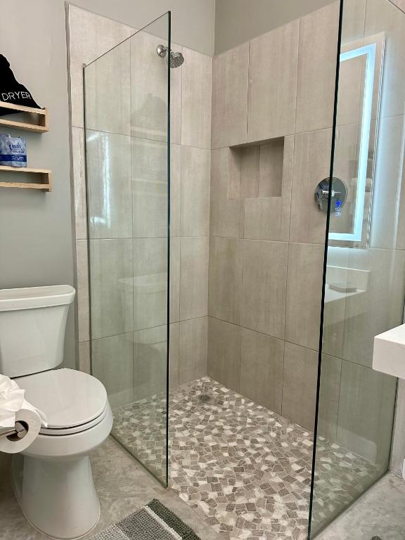 Sandbar Beachfront Hostel & Restaurant tesisinde bir banyo