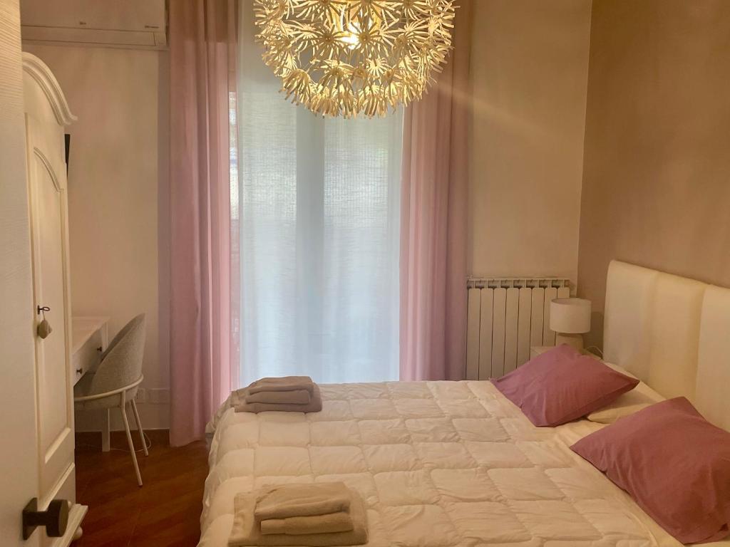 A bed or beds in a room at Bed & Breakfast con vista giardino e piscina