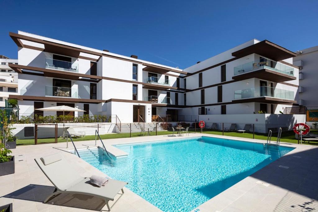 Modern 4-Person Apartment with Pool & Indoor Parking