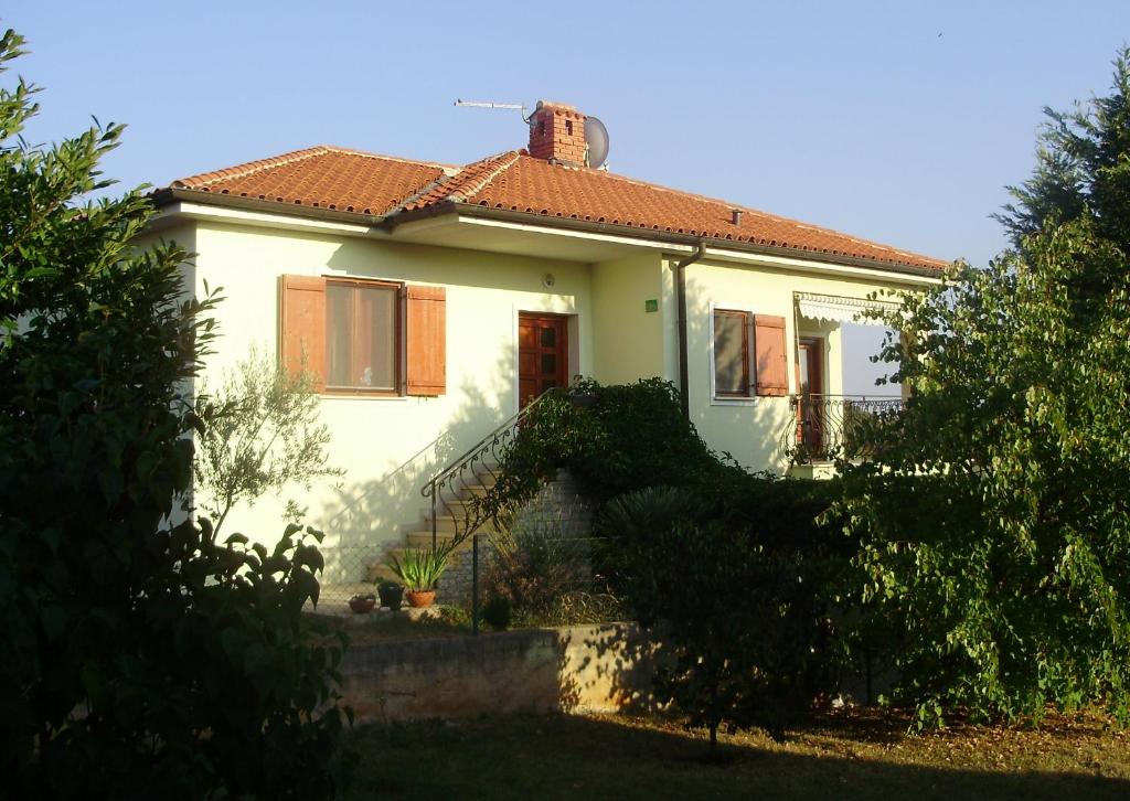 Casa blanca con techo rojo en Apartment Jana, en Štinjan