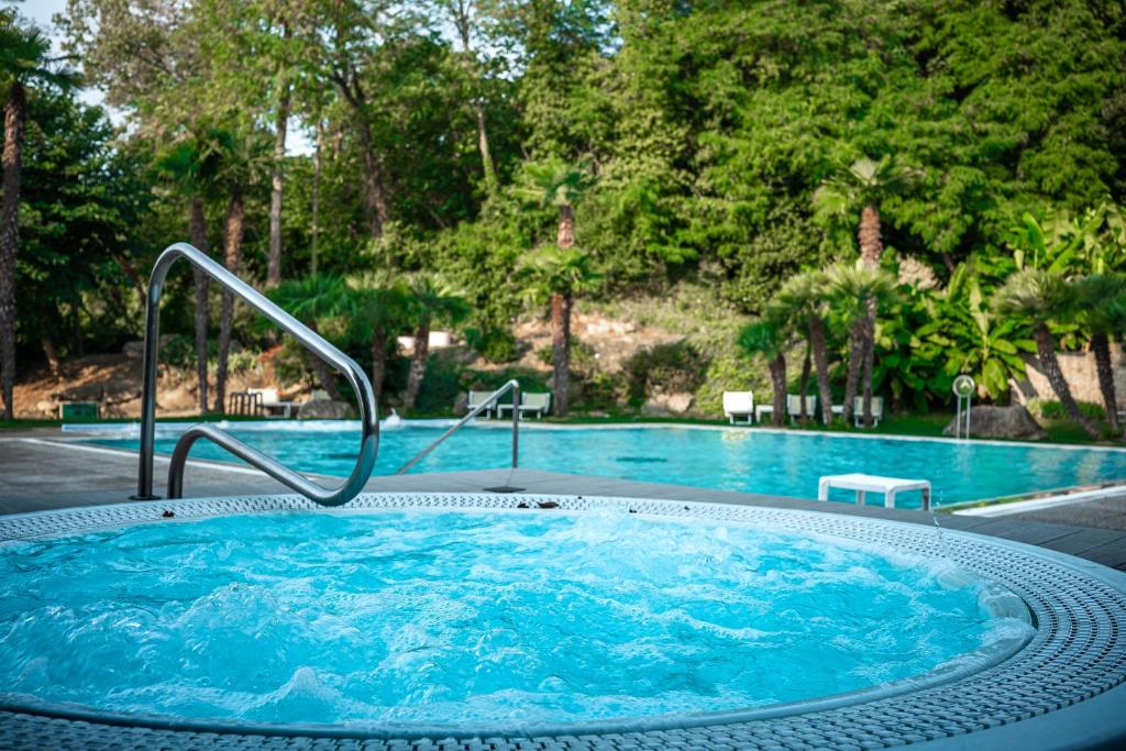 Bazén v ubytování Hotel Terme Millepini nebo v jeho okolí