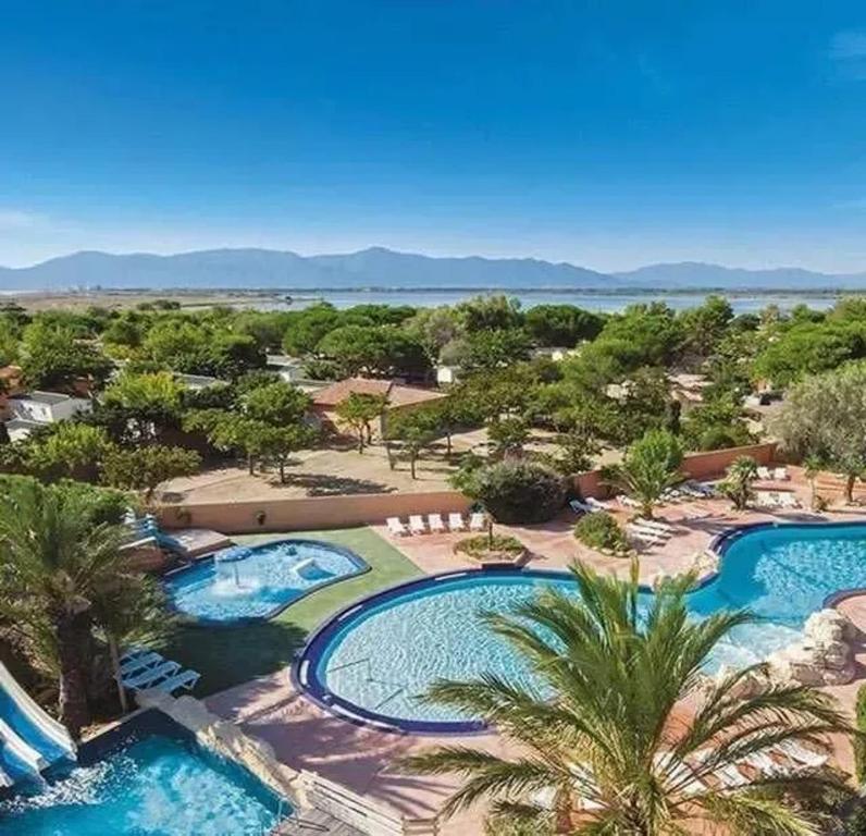 une vue aérienne d'un complexe avec deux piscines dans l'établissement Bungalow familial à Canet-en-Roussillon avec piscine, à Canet