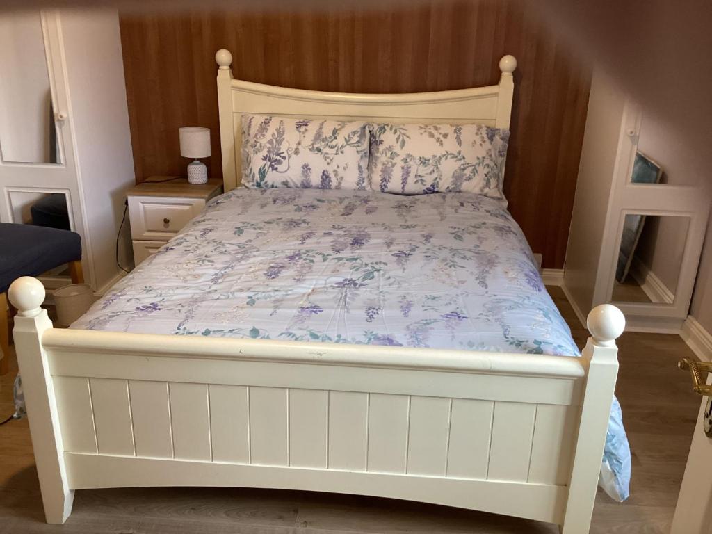 Postel nebo postele na pokoji v ubytování Gala House Strandhill