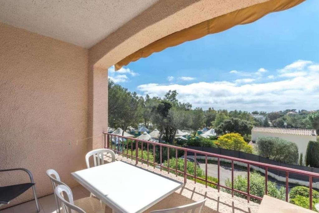 - un balcon avec une table et une vue dans l'établissement Apartment of 44 m2 with balcony in Saint-Raphaël, à Saint-Raphaël