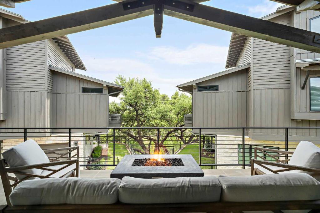 Balkoni atau teres di Luxe 3-Story Retreat - Chefs Kitchen and Firepit