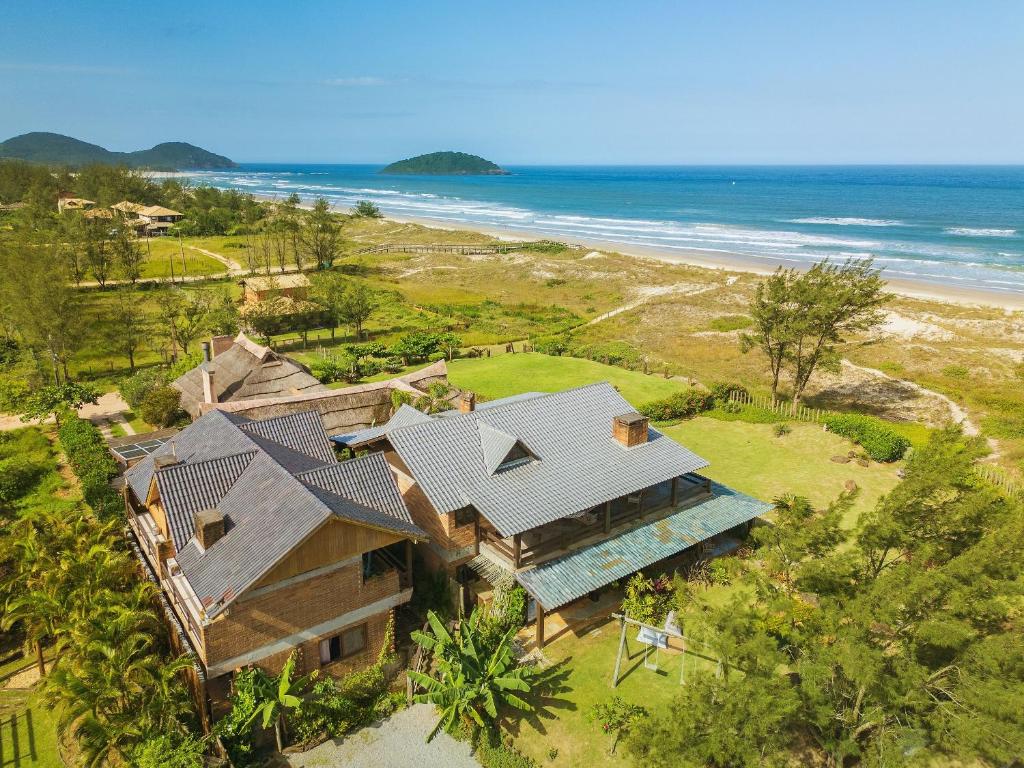 an aerial view of a house on the beach at Villa Bali Casas pé na areia in Barra de Ibiraquera