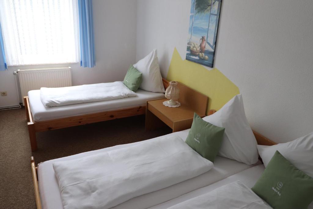 Postel nebo postele na pokoji v ubytování Hotel Weißes Roß