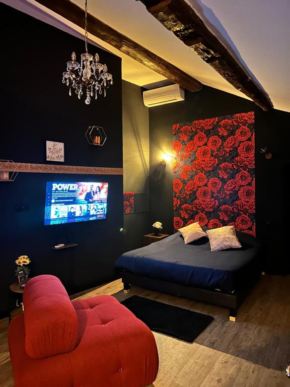 Giường trong phòng chung tại Love room Narbonnaise