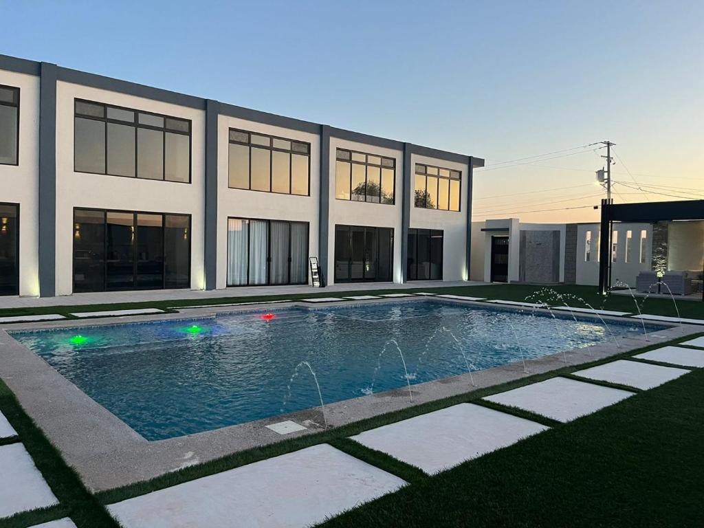 ein Schwimmbad vor einem Gebäude in der Unterkunft Pelicanos Residencial in Puerto Peñasco