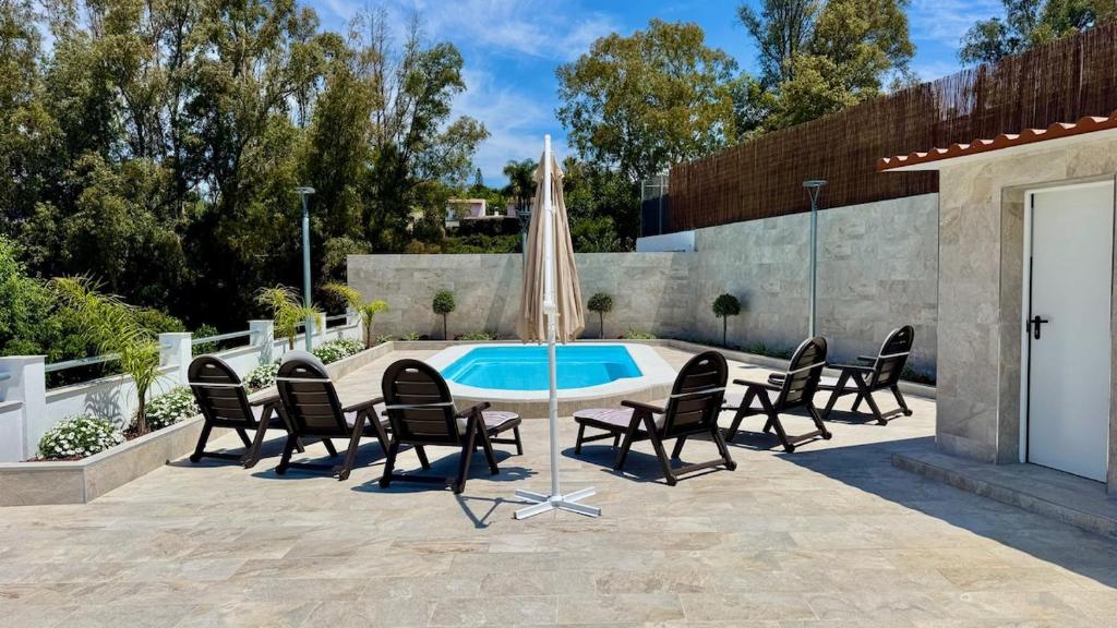 Casa rural de diseño con piscina y barbacoa