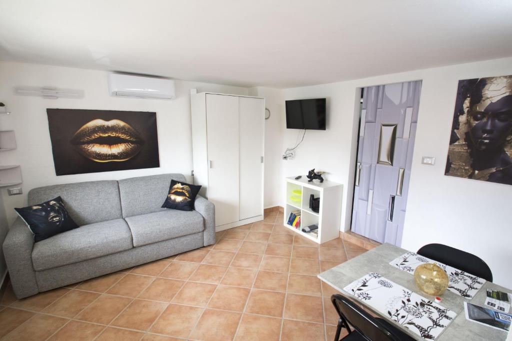 a living room with a couch and a table at La DaMa in Germignaga