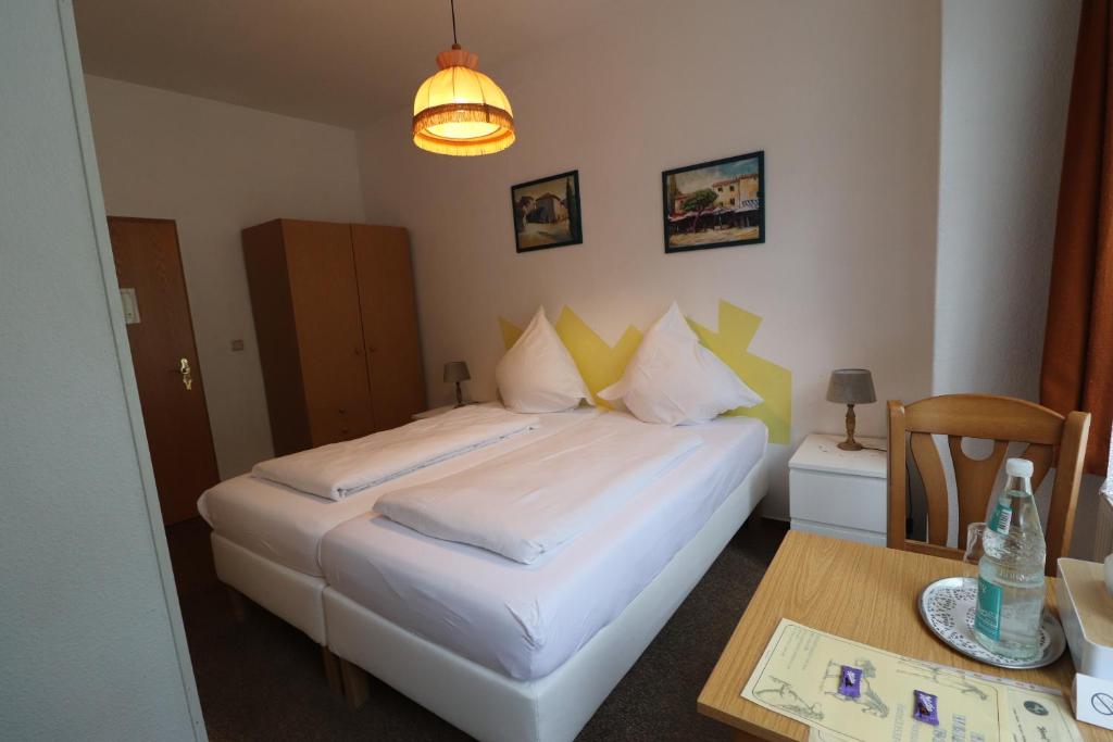 Postel nebo postele na pokoji v ubytování Hotel Weißes Roß