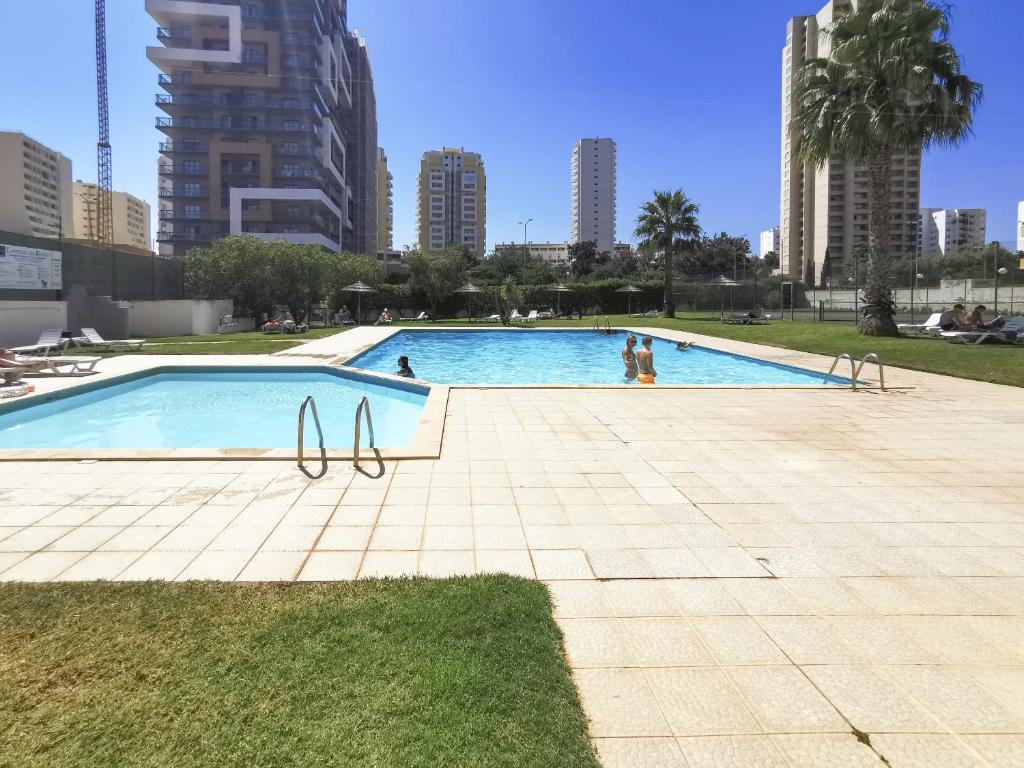 Bazén v ubytování Apartment Praia Rocha Ochre Haven nebo v jeho okolí