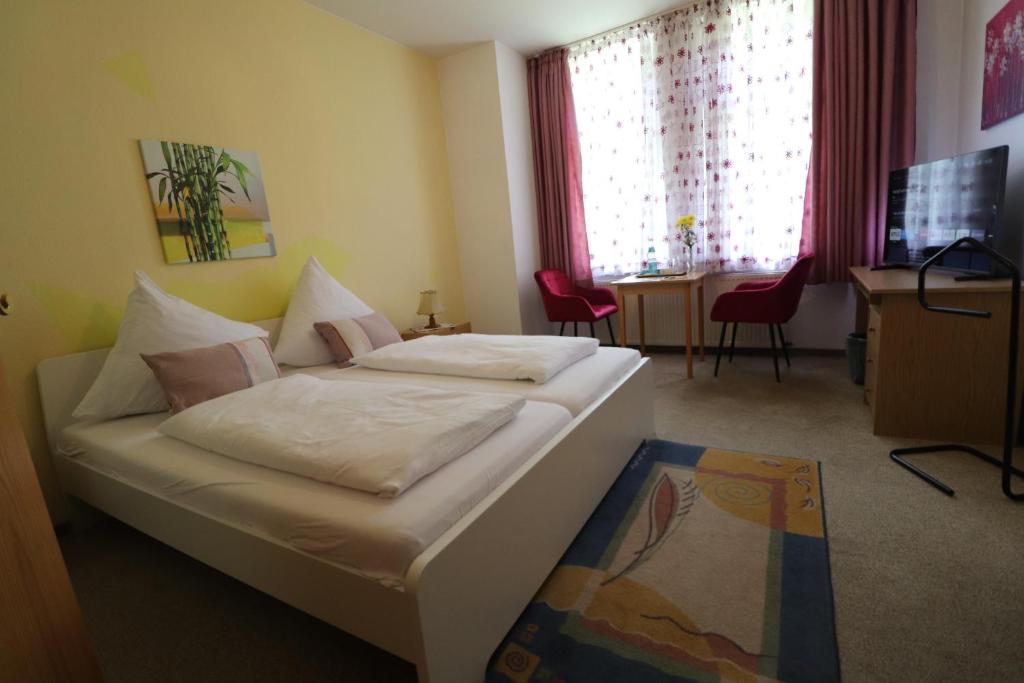 Postel nebo postele na pokoji v ubytování Hotel Weißes Roß