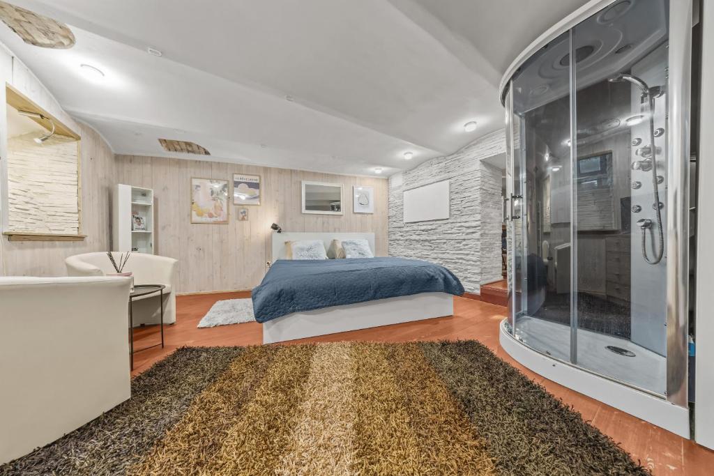Katil atau katil-katil dalam bilik di Underground apartment in the heart of the Bratislava