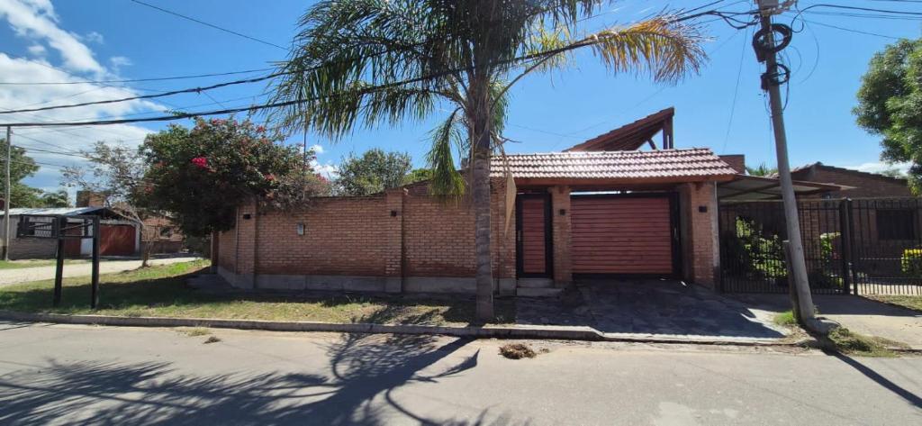 ein Backsteinhaus mit Garage auf einer Straße in der Unterkunft Casa de Campo in San Isidro