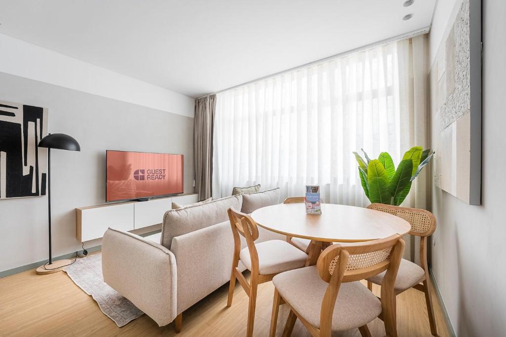 a living room with a table and chairs at GuestReady - Exquisite stay in Matosinhos in Matosinhos