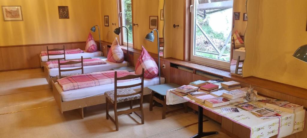 Postel nebo postele na pokoji v ubytování Hotel Weißes Roß