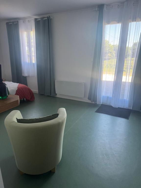 Posezení v ubytování Studio Les écuries de la forêt