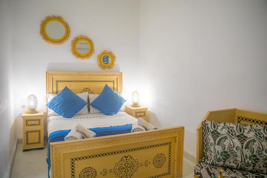 Postel nebo postele na pokoji v ubytování Riad Hikaya - Fes Story