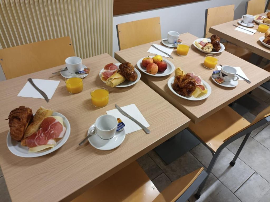 Jídlo v hostelu nebo okolí