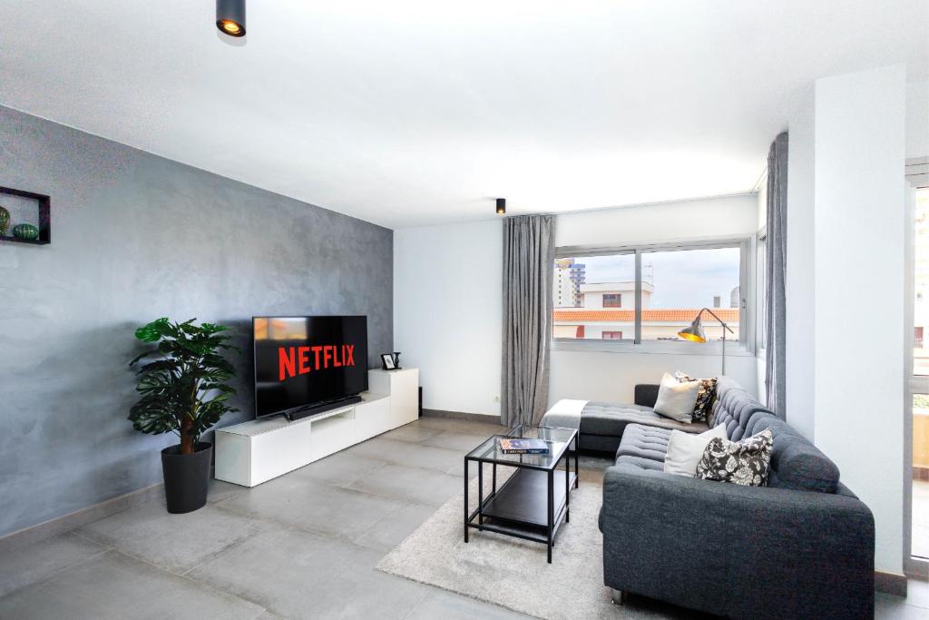 Modern 2 Bed Sea View Apartment Pool Access
