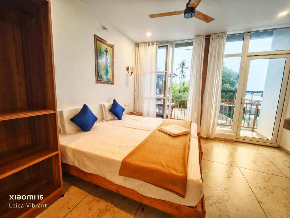 Postel nebo postele na pokoji v ubytování Lake view Resort cherai