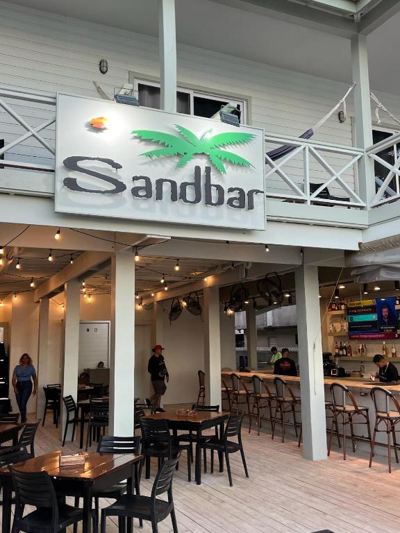 Sandbar Beachfront Hostel & Restaurant tesisinde bir restoran veya yemek mekanı