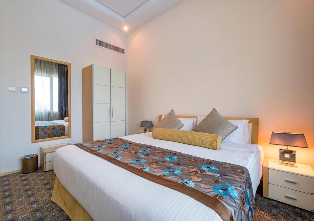 Postel nebo postele na pokoji v ubytování De Hotel Belwood Near IGI Delhi Airport